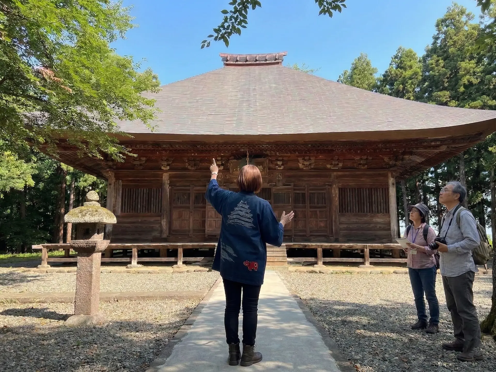 Commemorative photo at a scenic spot